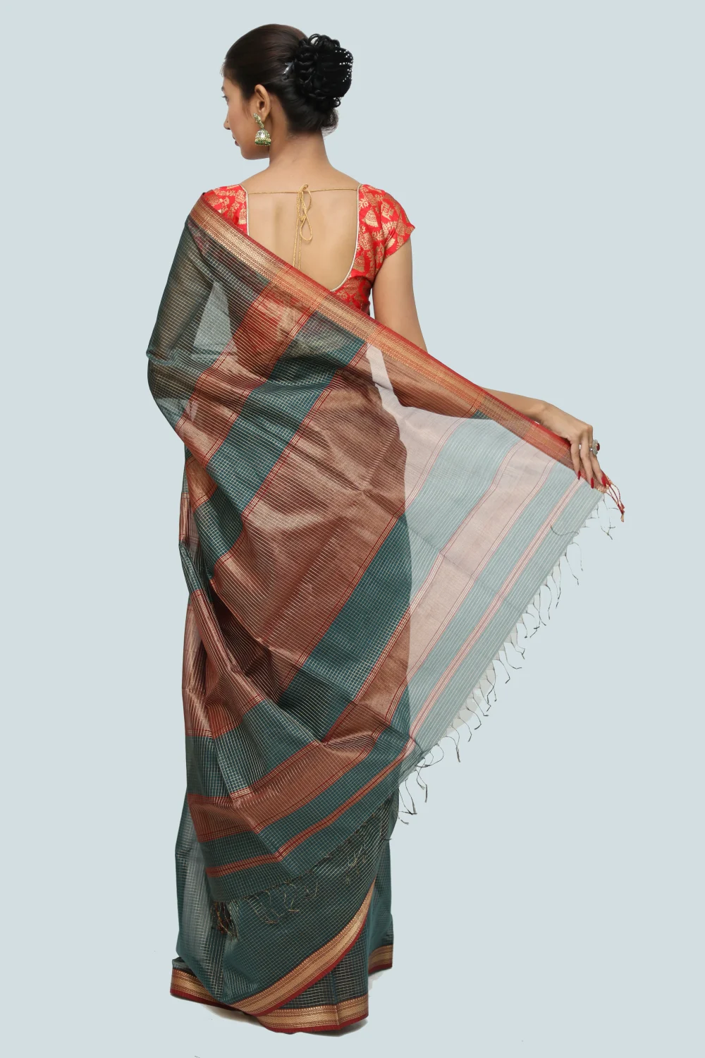 Magnetic Peacock Checkerd Zari handloom Saree with Tassels - Image 4