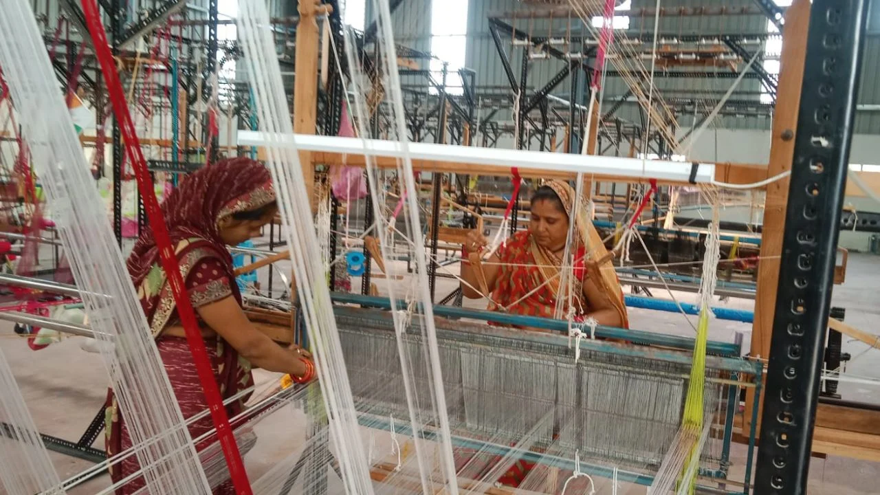 women working in Kasrawad Handloom Producer Company Limited (1)